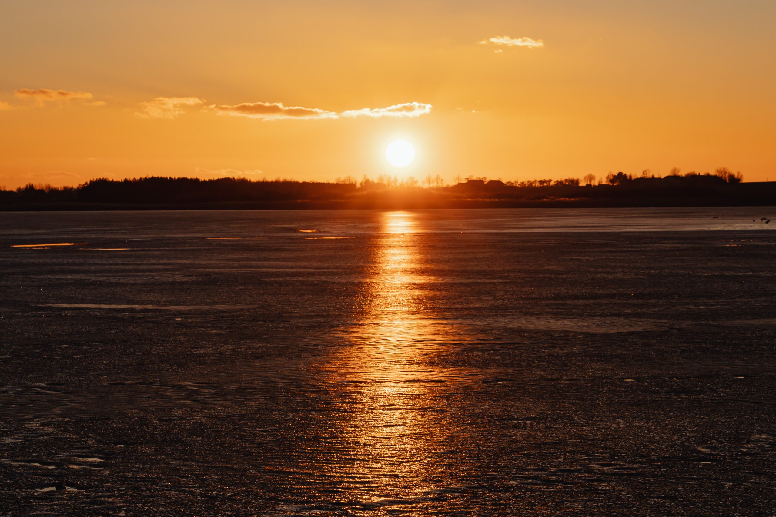 kaboompics_melting-ice-on-the-lake-in-winter-at-sunset-20899